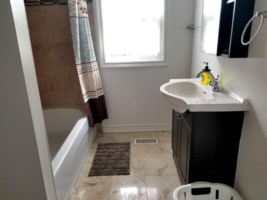 Spacious Mbr Near Kennedy Subway & Go Toronto Exterior foto